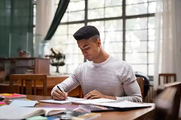 Deutsch lernen auf Bosnisch der Student