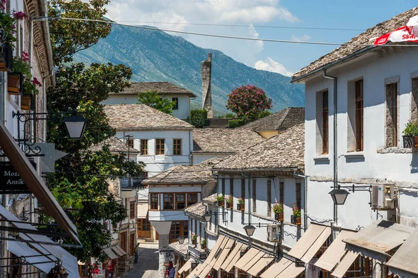 Sprachporträt Albanisch: Die Altstadt von Gjirokaster ist eine der vier UNESCO Weltkulturerbestätten Albaniens