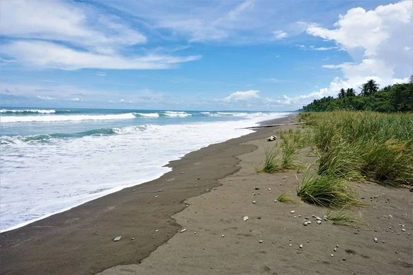 Sprachporträt Spanisch: Naturstrand in Dominical, Costa Rica